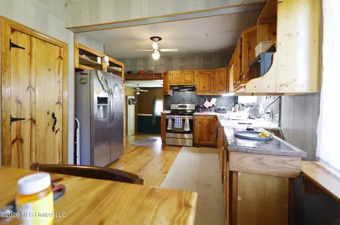 Kitchen - 3112 W Highway 98, Summit, MS 39666 photo 3 of 5