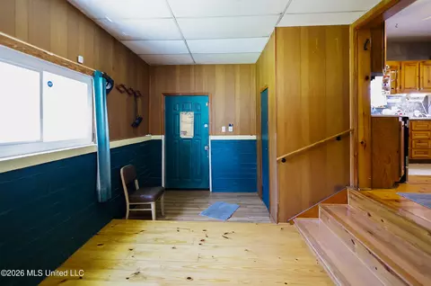 Entry Way - 3112 W Highway 98, Summit, MS 39666 photo 2 of 3