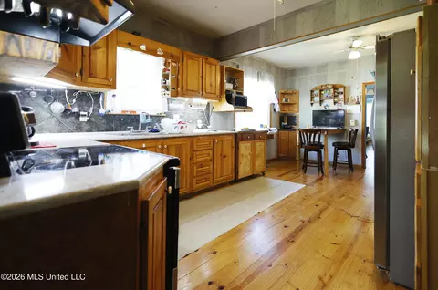 Kitchen - 3112 W Highway 98, Summit, MS 39666 photo 1 of 5