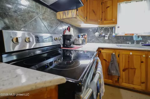 Kitchen - 3112 W Highway 98, Summit, MS 39666 photo 4 of 5