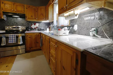 Kitchen - 3112 W Highway 98, Summit, MS 39666 photo 5 of 5