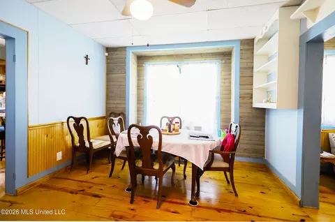 Dining - 3112 W Highway 98, Summit, MS 39666 photo 2 of 3