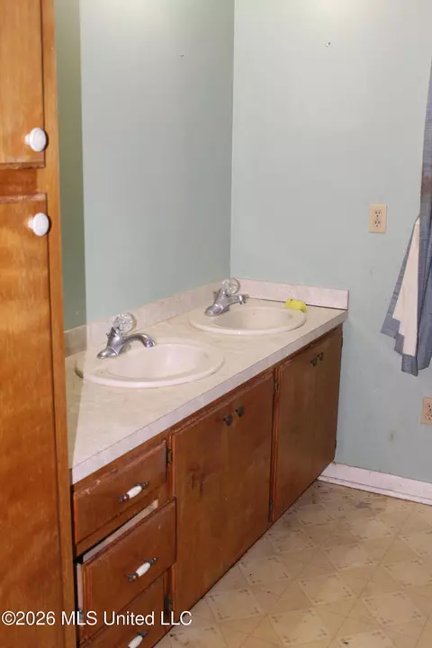 Bath - 206 E Meadowbrook Dr, Brookhaven, MS 39601 photo 2 of 2