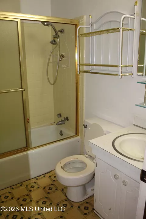 Bath - 206 E Meadowbrook Dr, Brookhaven, MS 39601 photo 1 of 2