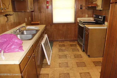 Kitchen - 206 E Meadowbrook Dr, Brookhaven, MS 39601 photo 1 of 1