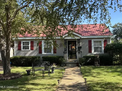 835 Catalpa St, Clarksdale, MS 38614