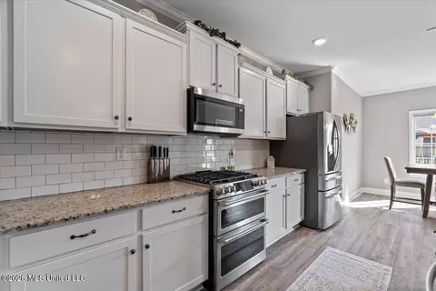 Kitchen - 1948 Ava Dr, Nesbit, MS 38651 photo 2 of 4