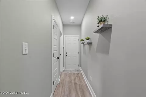Entry Way - 1948 Ava Dr, Nesbit, MS 38651 photo 6 of 9
