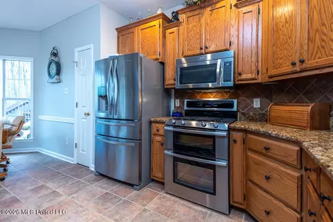 Kitchen - 2382 Oak Creek Dr, Hernando, MS 38632 photo 2 of 6