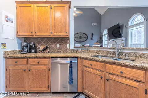 Kitchen - 2382 Oak Creek Dr, Hernando, MS 38632 photo 4 of 6