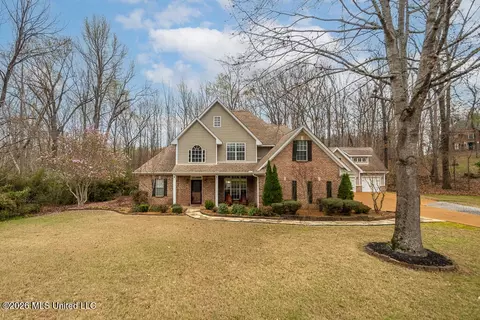 Exterior - 2382 Oak Creek Dr, Hernando, MS 38632 photo 3 of 10