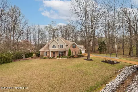 Exterior - 2382 Oak Creek Dr, Hernando, MS 38632 photo 2 of 10