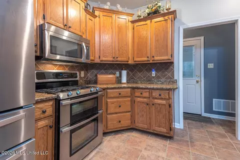 Kitchen - 2382 Oak Creek Dr, Hernando, MS 38632 photo 3 of 6