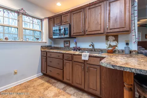 Kitchen - 2382 Oak Creek Dr, Hernando, MS 38632 photo 6 of 6