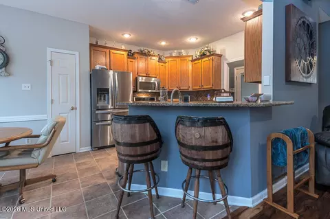 Kitchen - 2382 Oak Creek Dr, Hernando, MS 38632 photo 5 of 6