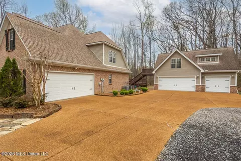 Exterior - 2382 Oak Creek Dr, Hernando, MS 38632 photo 4 of 10