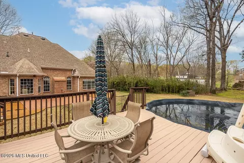 Exterior - 2382 Oak Creek Dr, Hernando, MS 38632 photo 8 of 10