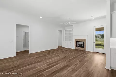 Living - 403 Old Maple Cv, Madison, MS 39110 photo 1 of 3