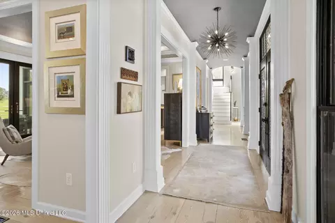 Entry Way - 9 Glen Eagles Dr, Jackson, MS 39211 photo 2 of 4