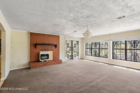 Living - 1409 Ross Cir, Jackson, MS 39209 photo 2 of 4