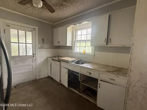 Kitchen - 354 Walthall St, Grenada, MS 38901 photo 1 of 2
