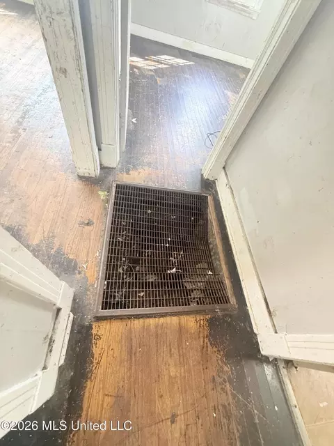 Entry Way - 354 Walthall St, Grenada, MS 38901 photo 2 of 2