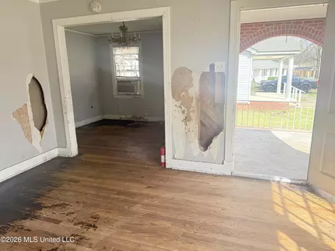 Living - 354 Walthall St, Grenada, MS 38901 photo 2 of 2