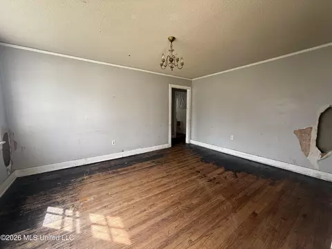 Living - 354 Walthall St, Grenada, MS 38901 photo 1 of 2