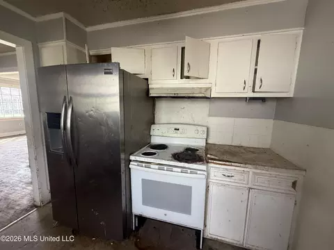 Kitchen - 354 Walthall St, Grenada, MS 38901 photo 2 of 2