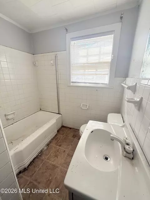 Bath - 354 Walthall St, Grenada, MS 38901 photo 3 of 3