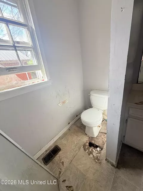 Bath - 354 Walthall St, Grenada, MS 38901 photo 1 of 3