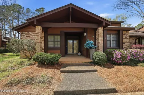 5 Shore Dr, Clinton, MS 39056