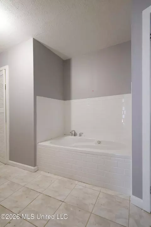 Bath - 2101 NE Highway 44, Summit, MS 39666 photo 5 of 10