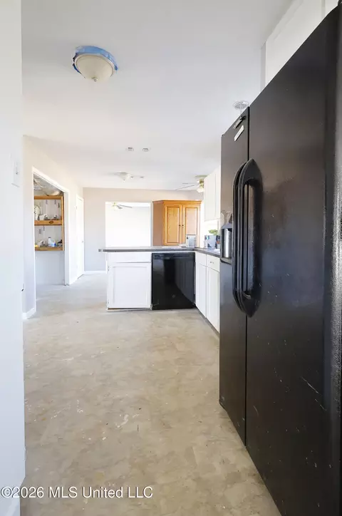 Kitchen - 2101 NE Highway 44, Summit, MS 39666 photo 1 of 2