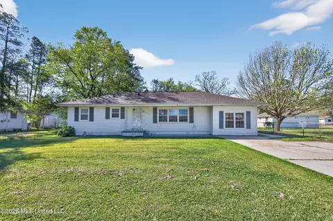 910 E Sycamore Rd, Picayune, MS 39466