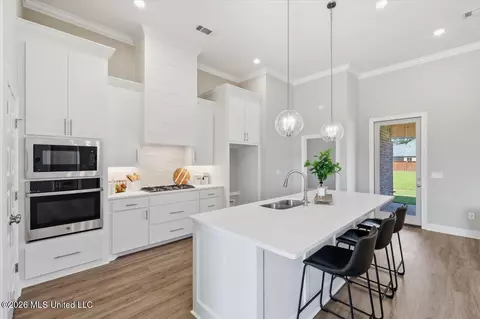 Kitchen - 140 Palace Xing, Flowood, MS 39232 photo 2 of 3
