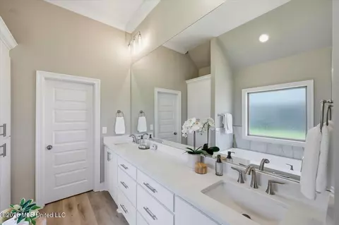 Bath - 142 Palace Xing, Flowood, MS 39232 photo 1 of 4