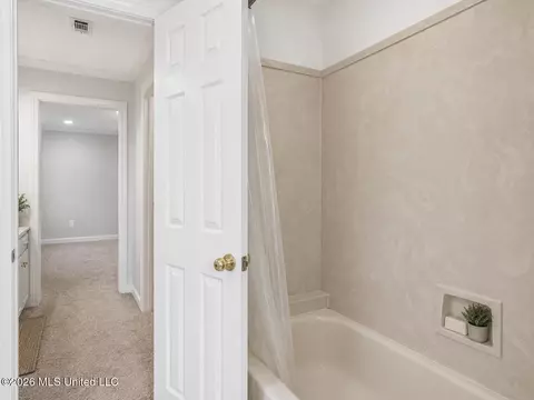 Bath - 1425 Fontaine Dr, Jackson, MS 39211 photo 4 of 6