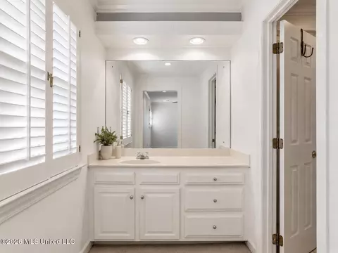 Bath - 1425 Fontaine Dr, Jackson, MS 39211 photo 5 of 6