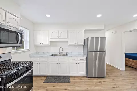 Kitchen - 2948 Caffey St, Hernando, MS 38632 photo 2 of 3