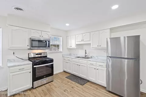Kitchen - 2948 Caffey St, Hernando, MS 38632 photo 1 of 3
