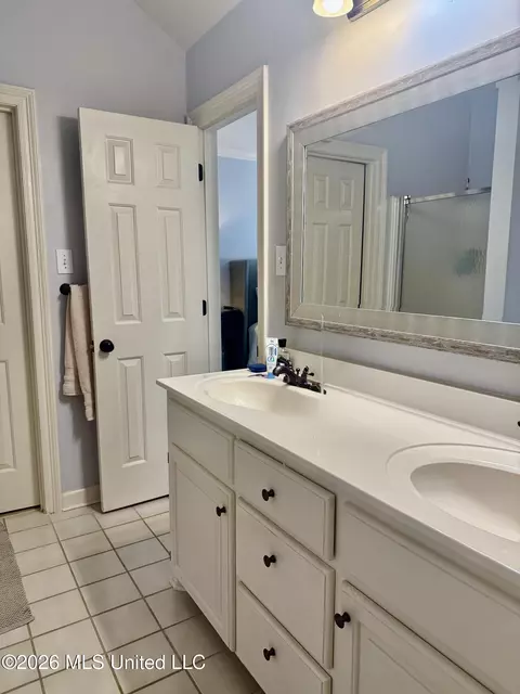 Bath - 10 Estates Dr, Flowood, MS 39232 photo 1 of 3