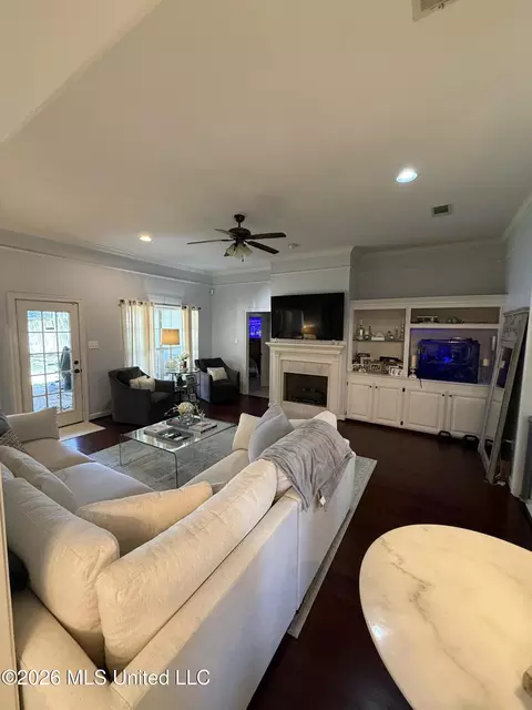Living - 10 Estates Dr, Flowood, MS 39232 photo 4 of 5