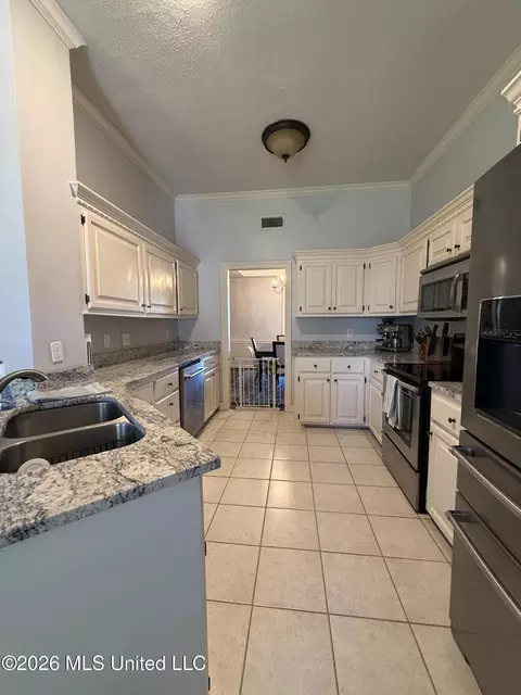 Kitchen - 10 Estates Dr, Flowood, MS 39232 photo 4 of 4