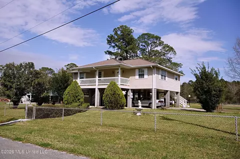 6008 Saint Martin Rd, Biloxi, MS 39532