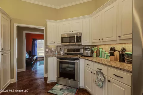Kitchen - 301 Spring Hill Pt, Brandon, MS 39047 photo 2 of 4