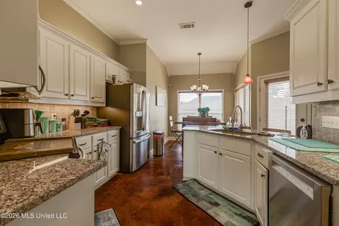 Kitchen - 301 Spring Hill Pt, Brandon, MS 39047 photo 3 of 4