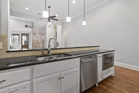 Kitchen - 606 Arbor Way, Brandon, MS 39047 photo 6 of 8