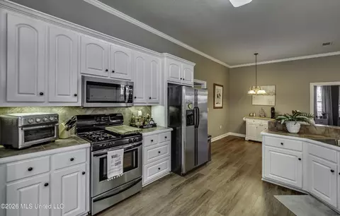 Kitchen - 1406 Windrose Dr, Brandon, MS 39047 photo 5 of 7