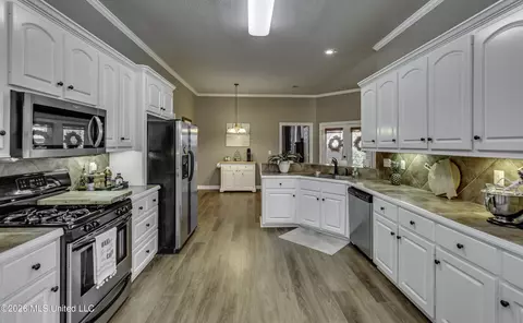 Kitchen - 1406 Windrose Dr, Brandon, MS 39047 photo 7 of 7
